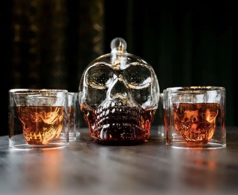 Skull Whisky decanter со 3D чаши во форма на череп